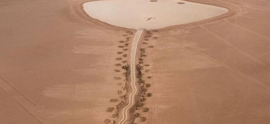 A Dubaï, un lac en forme de raie apparaît en plein désert