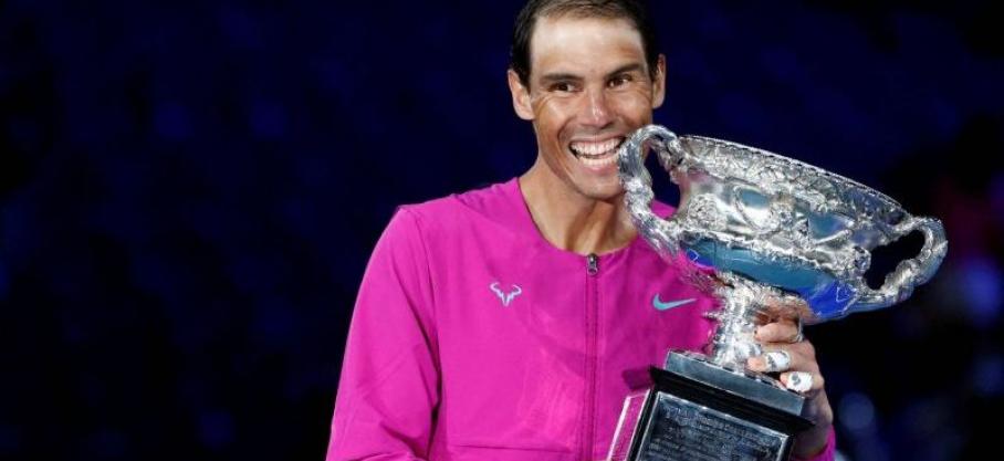 Nadal remporte un 21e titre record en Grand Chelem en battant Medvedev