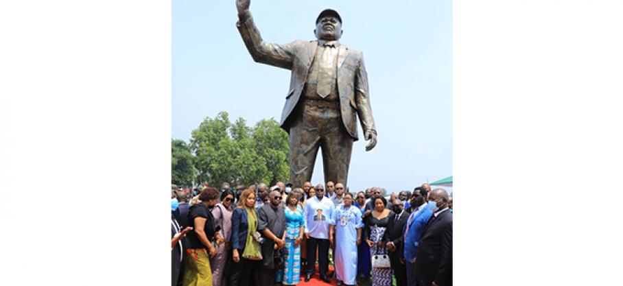Le Président Félix Tshisekedi a dévoilé, ce mardi 1er février 2022, le monument de son défunt père, l’ancien Premier ministre Étienne Tshisekedi wa Mulumba, à son Mausolée dans la commune de la N’sele