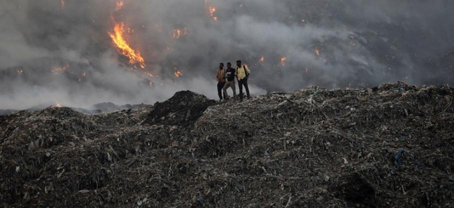 Inde: Un gigantesque incendie d'ordures étouffe New Delhi, la capitale indienne