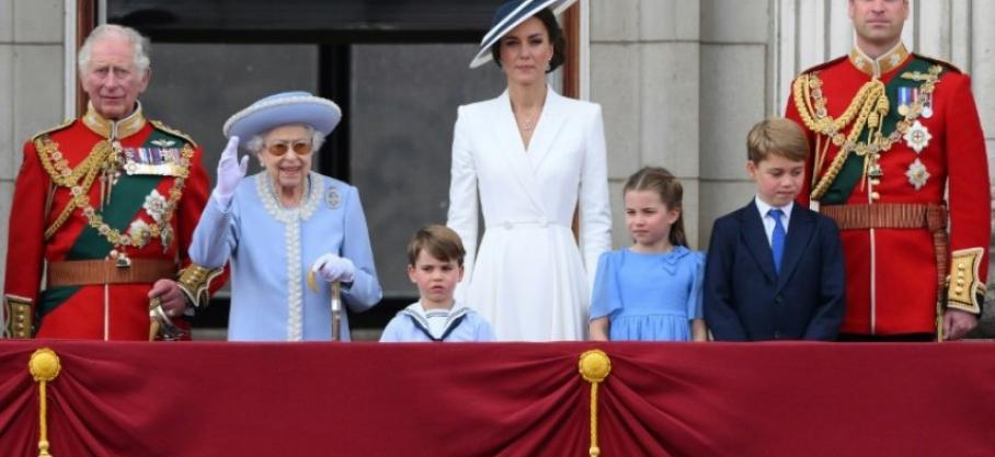 Jubilé de la reine Elizabeth II : Devant Buckingham Palace, des Britanniques en liesse