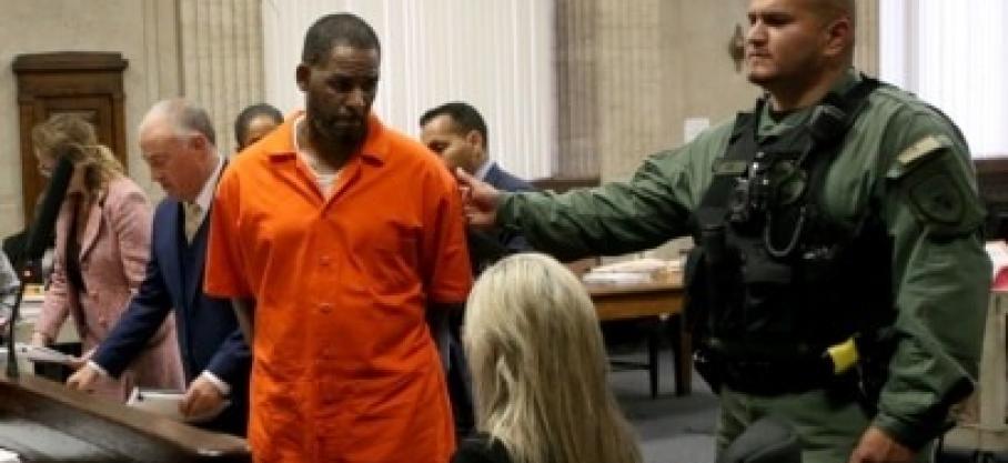 États-Unis : le chanteur R. Kelly condamné à 30 ans de prison pour crimes sexuels
