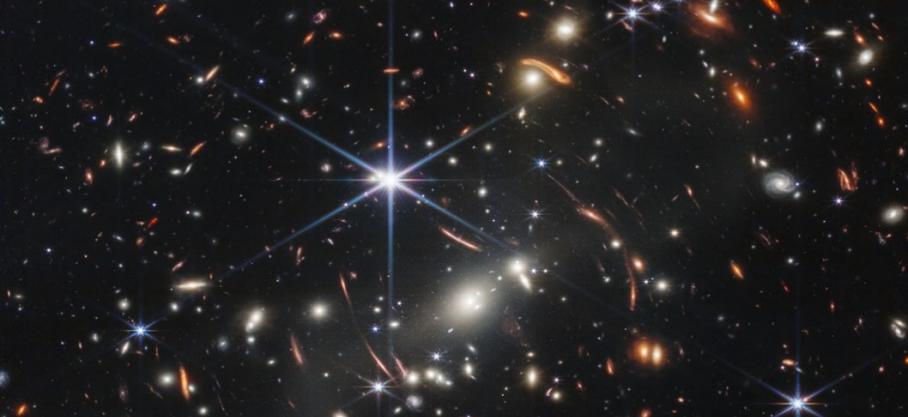 La NASA a publié les premières images officielles du télescope James Webb, offrant un aperçu sans précédent de différentes régions du cosmos. L’AMAS GALACTIQUE SMACS 0723