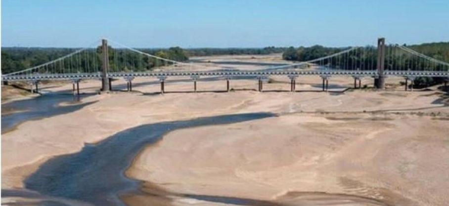 Changement climatique en France: Les images dramatiques de la Loire asséchée, traversable à pied 
