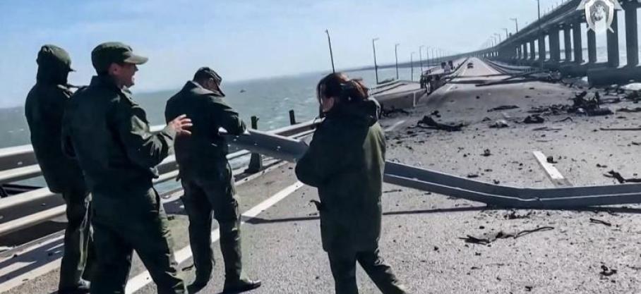Un véhicule piégé a déclenché un vaste incendie sur le pont de Crimée