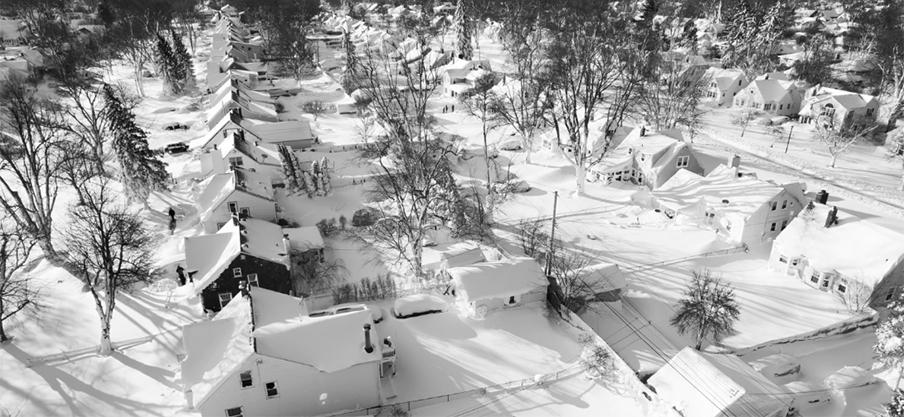 Etats-Unis : Dans cette image de drone, la neige recouvre un quartier, dimanche 25 décembre 2022, à Cheektowaga, dans l'État de New York