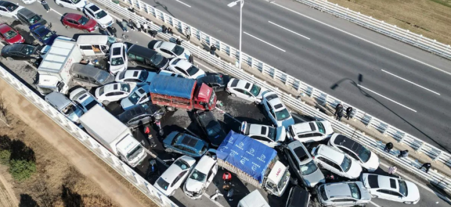Chine : les images impressionnantes d’un carambolage géant impliquant plus de 200 voitures
