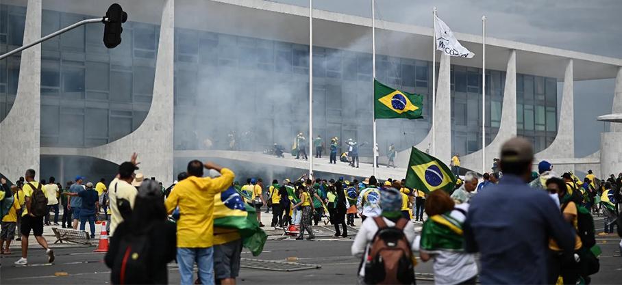 Brésil: Des dizaines de milliers de contestataires partisans de l'ancien président Jair Bolsonaro ont envahi et saccagé dimanche la Cour suprême, le bâtiment du Congrès et le palais présidentiel à Brasilia