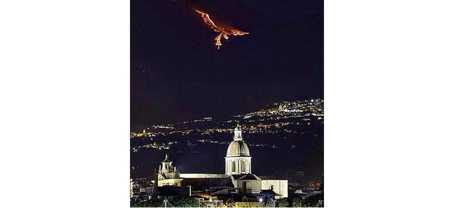 Miracles magnifiques et parfois effrayants du monde naturel : Cette éruption de l'Etna donne l'illusion d'un phoenix dans le ciel