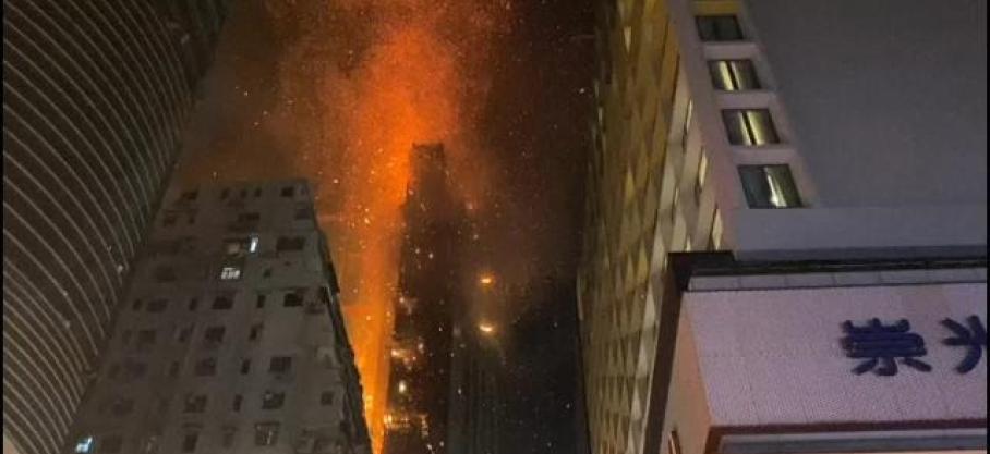 Un important incendie survenu jeudi soir a ravagé un gratte-ciel en construction dans le cœur touristique de Hong Kong