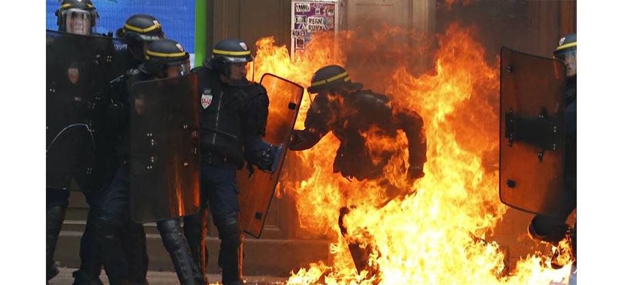 France: un CRS grièvement brûlé à la jambe par un cocktail molotov en marge de la manifestation contre la loi travail