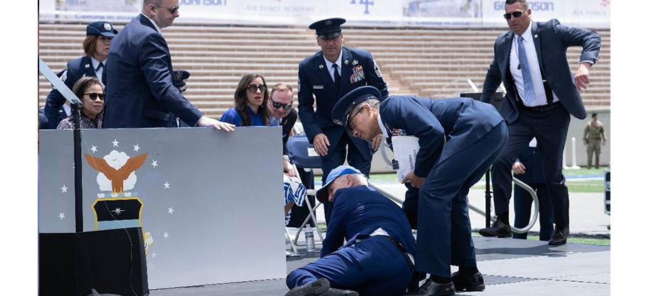 Joe Biden a chuté sur scène lors d'une cérémonie militaire le 1er juin 2023 à Colorado
