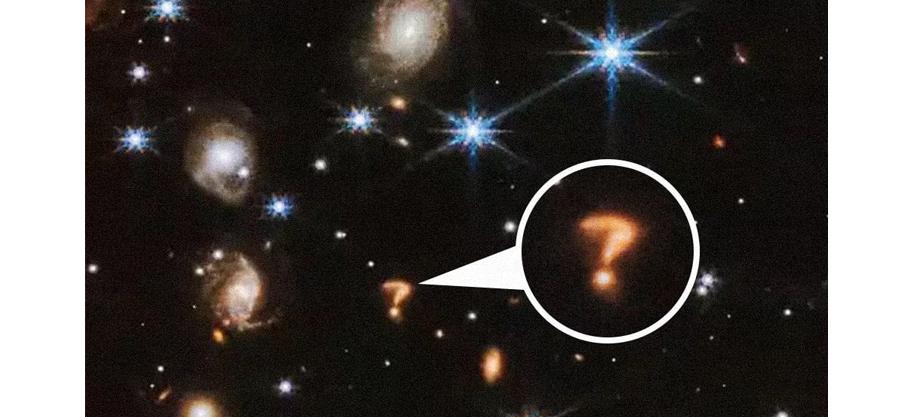  un point d'interrogation cosmique géant a été capturé par le télescope spatial #JamesWebb dans l'espace lointain. Il s'agirait de 2 galaxies en interaction