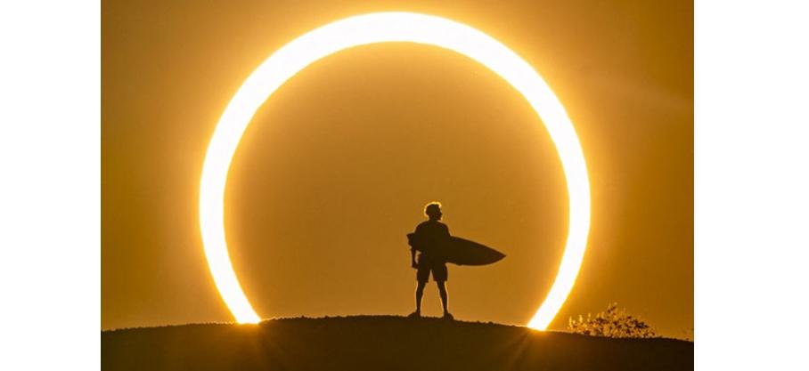 Le champion du monde brésilien de surf, Italo Ferreira, photographié lors d’une rare éclipse solaire annulaire à Baia Formosa, au Brésil, ce samedi 14 octobre 2023. (© Marcelo Maragni / Red Bull Content Pool / Red Bull Content Pool via AFP)
