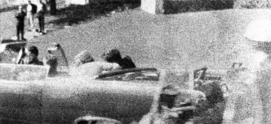 USA: Il y a 60 ans, le 22 novembre 1963, le président américain John F. Kennedy, s'effondre contre sa femme alors qu'une balle le touche à la tête à Dallas, au Texas. 