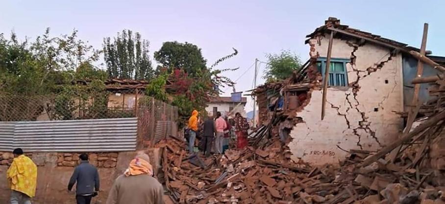 Népal : au moins 132 morts après un séisme de magnitude 5,6 dans l'ouest du pays, une zone proche de la frontière avec le Tibet
