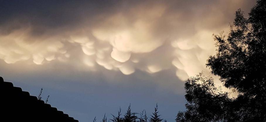 France : des nuages en forme de mamelles (d’où leur nom : mammatus) se sont formés dans le ciel département de L’Yonne