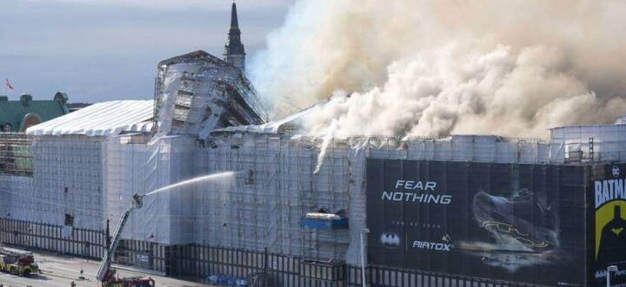 L’ancienne Bourse de Copenhague ravagée par les flammes; 400 ans d’histoire en fumée