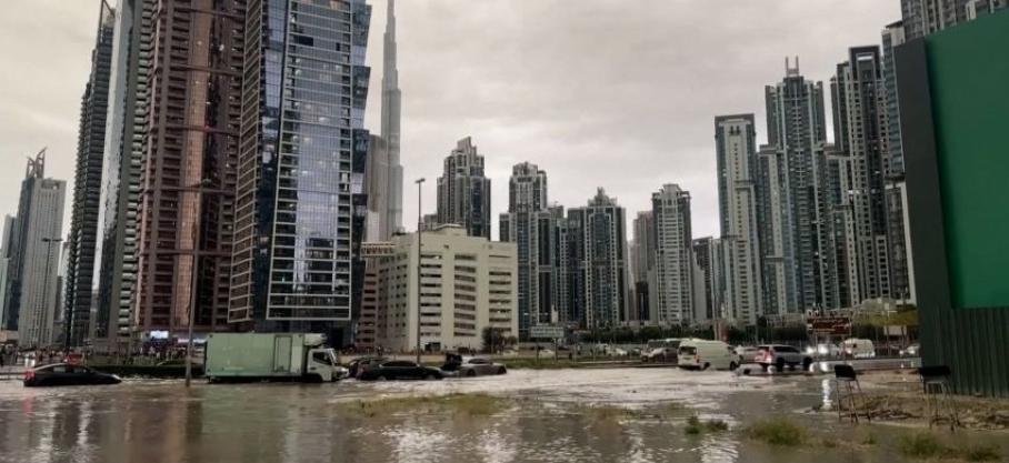 Moyen-Orient: Inondations spectaculaires à Dubaï où l'équivalent de 2 ans de pluie s'est abattue en une journée ! 