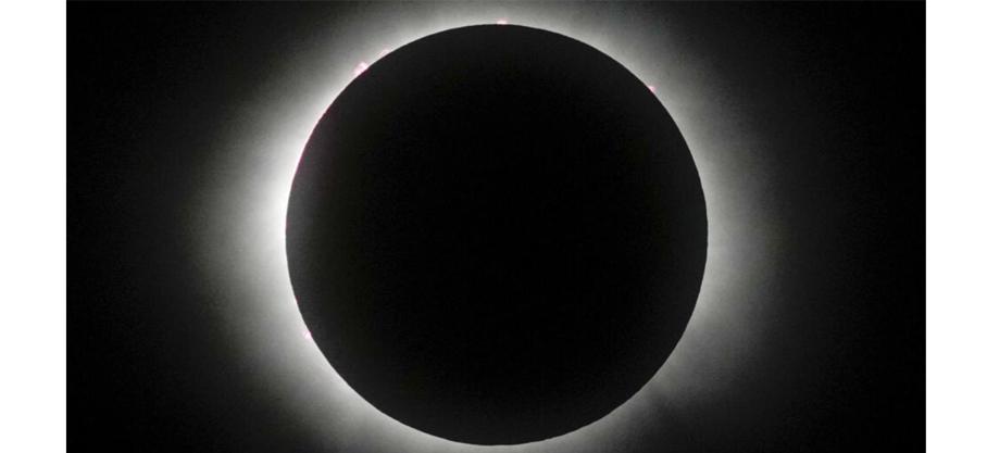 La lune recouvre le soleil lors d'une éclipse solaire totale à Mazatlan, au Mexique, le 8 avril 2024. © Fernando Llano, AP