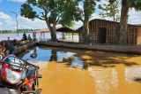 Kisangani : la pénurie d’eau potable fait ses premières victimes, un jeune meurt en puisant de l’eau du fleuve