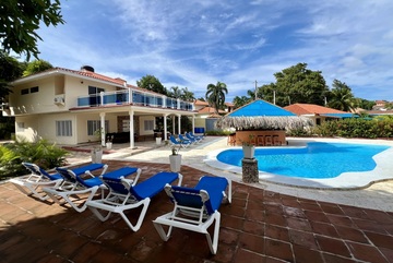 Newly renovated property with 3 buildings and pool bar